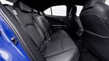 Hinten geht es im Lexus UX 300e recht eng zu