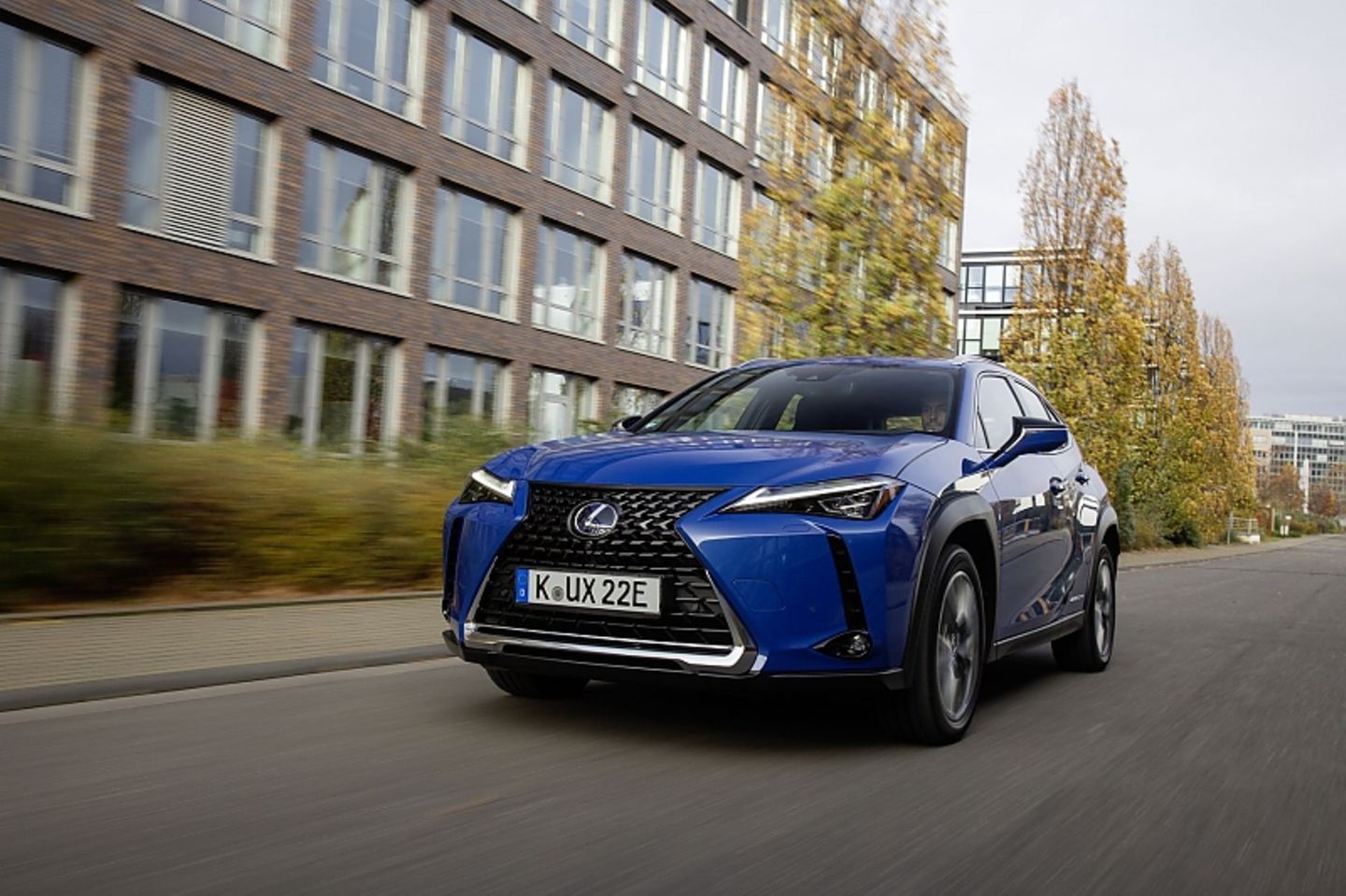 Im Januar steht der Lexus UX 300e beim Händler