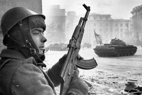 Über Jahrzehnte waren die AK-47 und ihre Nachfolger die Ordonnanzwaffen der Roten Armee.