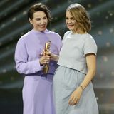 Sie kennen sich aus "Dark": Bei der Verleihung des Deutschen Filmpreises 2019 durfte Antje Traue ihrer Kollegin Luise Heyer die Lola für die beste weibliche Nebenrolle in dem Film "Der Junge muss an die frische Luft" überreichen. 