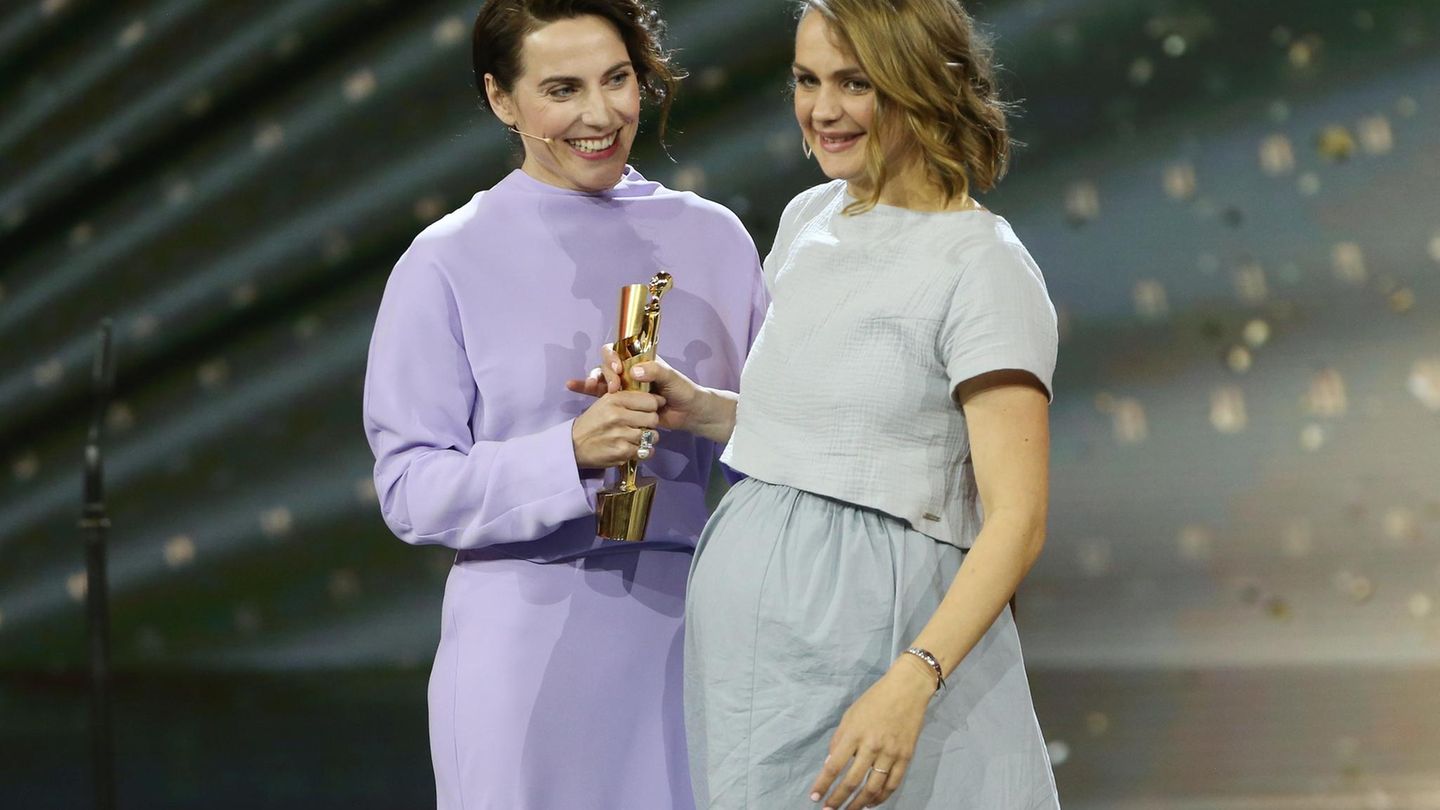 Sie kennen sich aus "Dark": Bei der Verleihung des Deutschen Filmpreises 2019 durfte Antje Traue ihrer Kollegin Luise Heyer die Lola für die beste weibliche Nebenrolle in dem Film "Der Junge muss an die frische Luft" überreichen. 