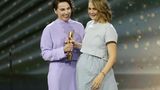 Sie kennen sich aus "Dark": Bei der Verleihung des Deutschen Filmpreises 2019 durfte Antje Traue ihrer Kollegin Luise Heyer die Lola für die beste weibliche Nebenrolle in dem Film "Der Junge muss an die frische Luft" überreichen. 