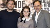 Die Schauspielerin posiert im Mai 2019 zusammen mit ihren Kollegen Ronald Zehrfeld und Thomas Loibl bei der Premiere des Thrillers "Das Ende der Wahrheit" für die Fotografen. 