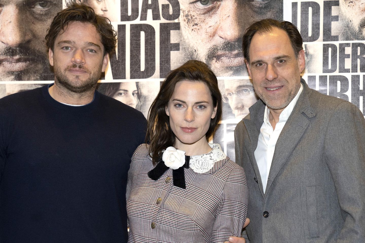 Die Schauspielerin posiert im Mai 2019 zusammen mit ihren Kollegen Ronald Zehrfeld und Thomas Loibl bei der Premiere des Thrillers "Das Ende der Wahrheit" für die Fotografen. 