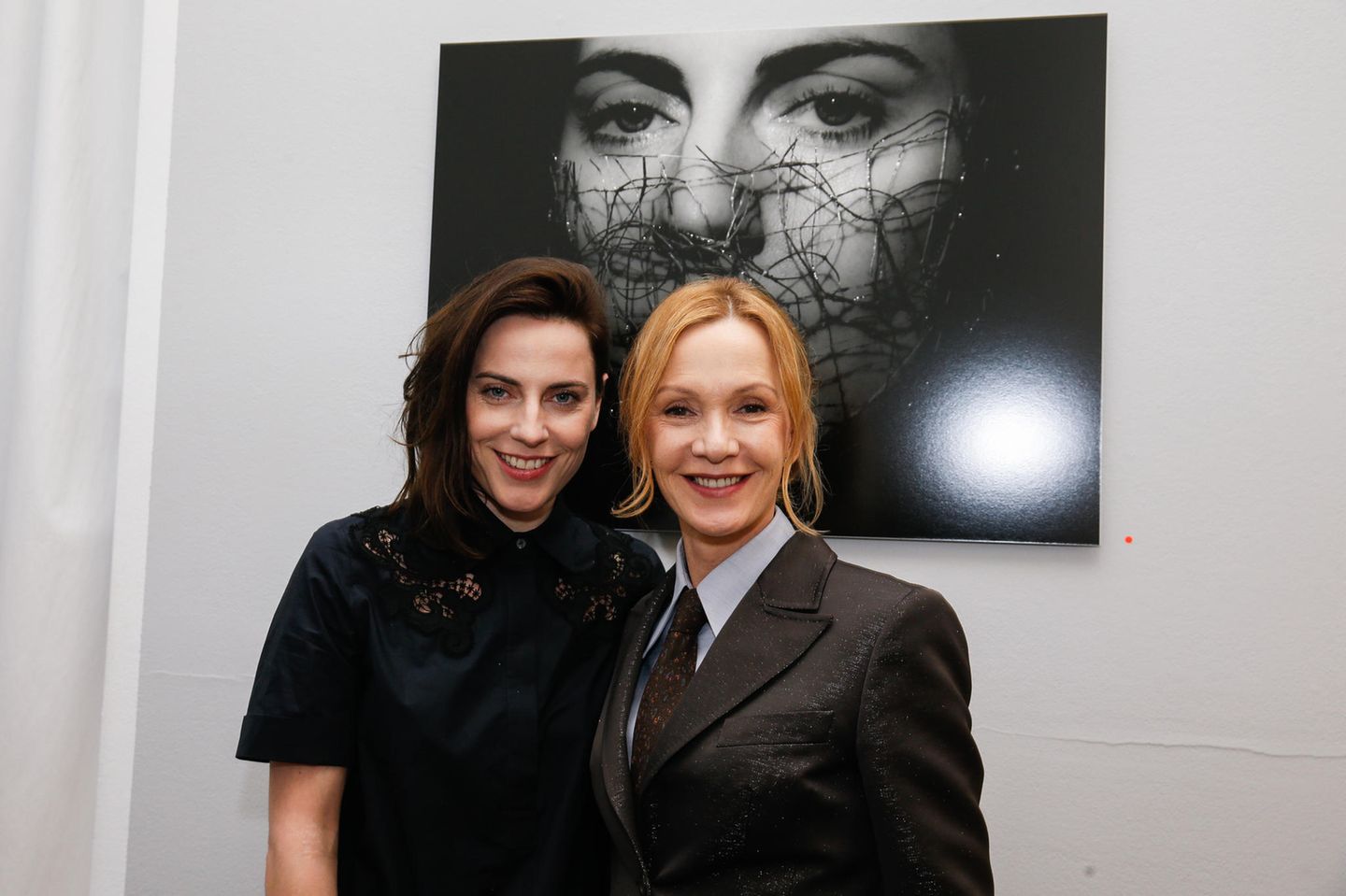 Antje Traue macht nicht nur vor der Filmkamera eine gute Figur: Sie stellte sich für ihre Kollegin Katja Flint als Modell für ihre Fotoausstellung "Eins" zur Verfügung, die 2019 in der Galerie Semjon Contemporary in Berlin zu sehen war.