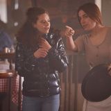Sie war eines der Glanzlichter in dem Jubiläums-"Tatort", der 2020 erstmals ausgestrahlt wurde: Antje Traue spielt in dem Krimi die Restaurantbesitzerin Juliane Modica, die zusammen mit ihrem Mann und ihrer 17-jährigen Tochter Sofia (Emma Preisendanz, l.) ein italienisches Restaurant führt. Schon lange hegt die Polizei den Verdacht, dass dies ein Drogenumschlagplatz sein könnte. Brisant wird der Fall, als ein Mafia-Killer bei den Modicas Unterschlupf findet.