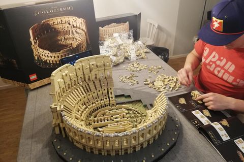 Das Lego-Experiment: Das fast fertige Kolosseum und der Baumeister in Aktion