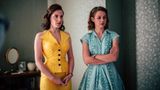 Es waren vor allem zwei deutsche Serien, die Antje Traue Aufmerksamkeit und gute Kritiken verschafften: Sie war 2015 in der hochgelobten deutschen Serie "Weinberg" zu sehen. Und ab 2017 spielte sie eine tragende Rolle in der Netflix-Serie "Dark" (hier in einer Szene mit Luise Heyer).