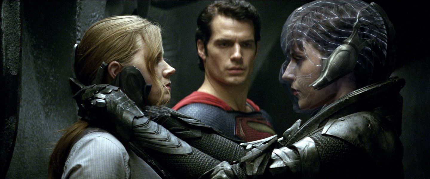 Doch es sollte bis 2013 dauern, ehe sie in der Traumfabrik endgültig ankam: Traue bekam eine Rolle in dem Superman-Film "Man of Steele" (r., mit Amy Adams und Henry Cavill). Sie durfte als böse Kriegerin vom Planeten Krypton den Superhelden mehrmals tüchtig vermöbeln. "Hollywoods neue Super-Frau stammt aus Genthin", jubelte damals die "Welt". Doch trotz ihrer bravourösen Leistung folgten kaum attraktive Rollenangebote.
