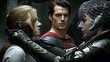 Doch es sollte bis 2013 dauern, ehe sie in der Traumfabrik endgültig ankam: Traue ergatterte eine Rolle in dem Superman-Film "Man of Steele" (r., mit Amy Adams und Henry Cavill). Sie durfte als böse Kriegerin vom Planeten Krypton den Superhelden mehrmals tüchtig vermöbeln. "Hollywoods neue Super-Frau stammt aus Genthin", jubelte damals die "Welt". Doch trotz ihrer bravourösen Leistung folgten kaum attraktive Rollenangebote.