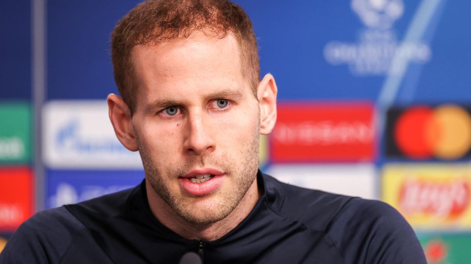Ungarns Nationaltorwart Peter Gulacsi, hier bei einer Pressekonferenz für seinen Verein RB Leipzig Ungarns Nationaltorwart Peter Gulacsi, hier bei einer Pressekonferenz für seinen Verein RB Leipzig
