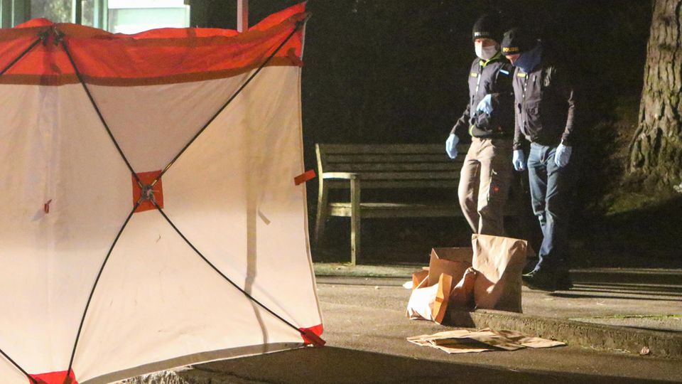 Der Tatort an einer Haltestelle in Augsburg: Die Polizei hat einen Pavillion als Sichtschutz aufgestellt.