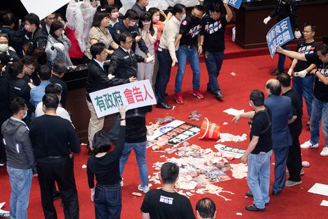 Schweinerei im taiwanischen Parlament: Nach einer handfesten Auseinandersetzung ist der Boden mit Schweinedärmen bedeckt