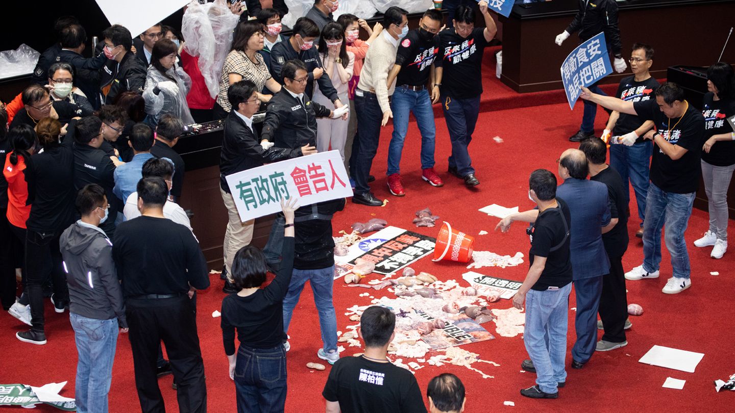 Schweinerei im taiwanischen Parlament: Nach einer handfesten Auseinandersetzung ist der Boden mit Schweinedärmen bedeckt
