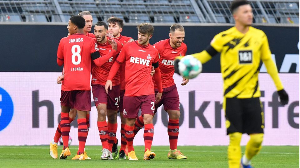 Kölns Ellyes Skhiri feiert mit Teamkameraden das erste Tor gegen den BVB