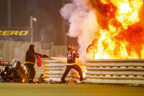 Formel-1: Der Rennwagen von Romain Grosjean geht in Flammen auf.