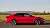 Das Fahrwerk der Skoda Octavia RS Limousine legt die Karosserie 10 Millimeter tiefer