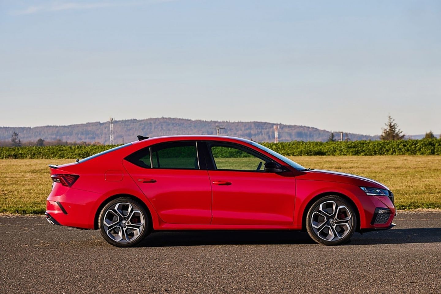 Das Fahrwerk der Skoda Octavia RS Limousine legt die Karosserie 10 Millimeter tiefer
