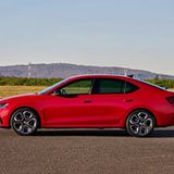 Die Skoda Octavia RS Limousine ist um 187 Kilogramm leichter als die PHEV-Version, was sich in den Kurvenfahrten bemerkbar macht