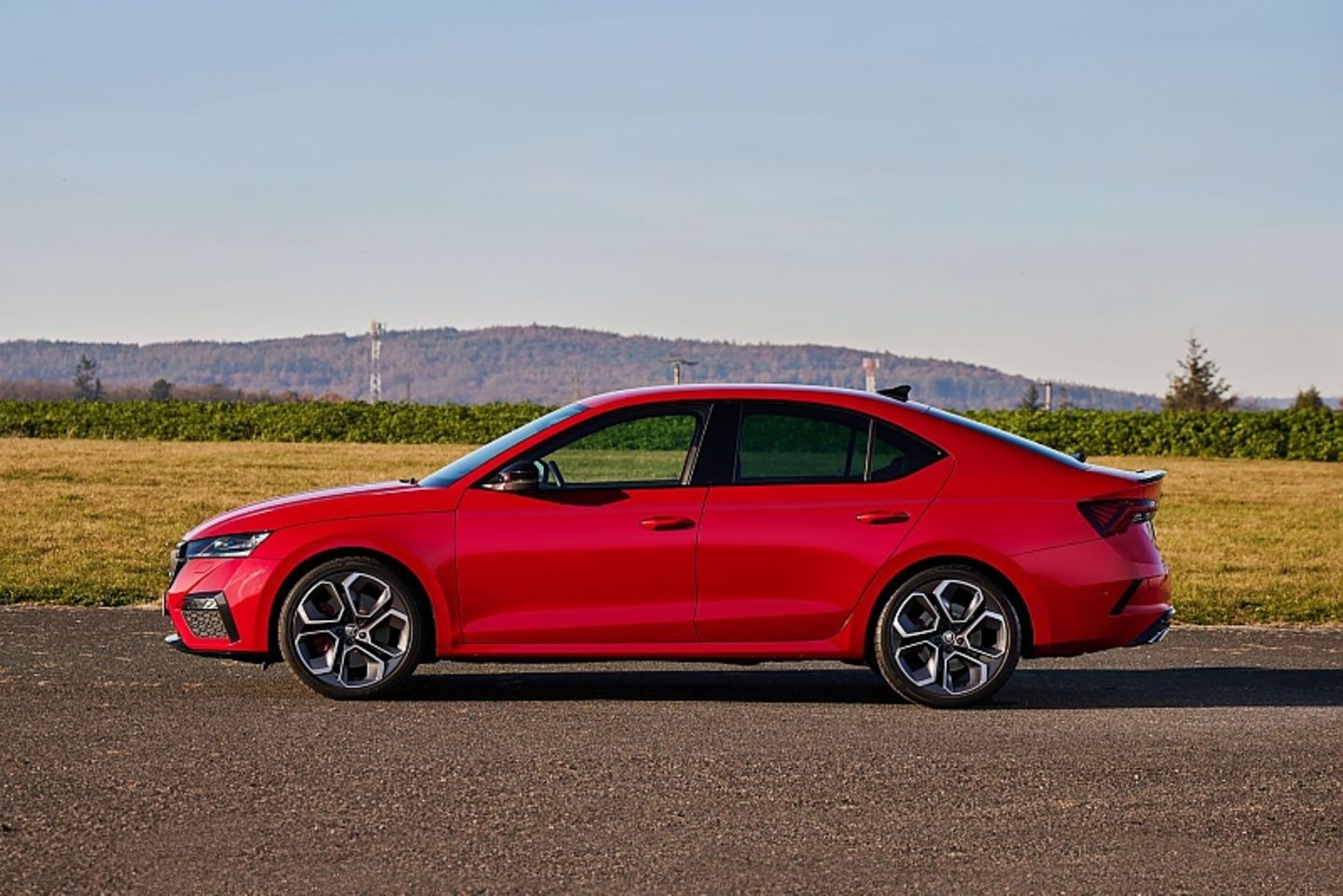Die Skoda Octavia RS Limousine ist um 187 Kilogramm leichter als die PHEV-Version, was sich in den Kurvenfahrten bemerkbar macht Die Skoda Octavia RS Limousine ist um 187 Kilogramm leichter als die PHEV-Version, was sich in den Kurvenfahrten bemerkbar macht