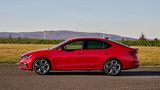 Die Skoda Octavia RS Limousine ist um 187 Kilogramm leichter als die PHEV-Version, was sich in den Kurvenfahrten bemerkbar macht