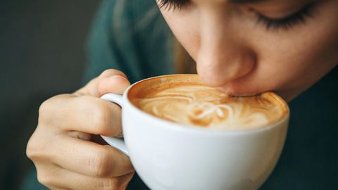 Frau trinkt Kaffee