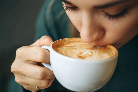 Frau trinkt Kaffee