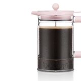 Bean Set, Bodum, ca. 60 Euro  Kaffee, der mit kaltem Wasser gemacht wird? Tatsächlich gibt es das. Und zwar beim Eiskaffee-Zubereiter von Bodum. Der Bean Set ist ein Cold-Brew-Kaffeebereiter. Das innovative French-Press-System sorgt für einen aromatischen Cold-Brew-Kaffee. Dabei muss der Kaffee für 12 bis 24 Stunden im Kühlschrank ziehen. Im Sommer ist dieser Kaffegenuss der ideale Begleiter – und die Kanne in stylischen Pastelltönen sieht auch noch gut aus.