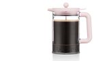Bean Set, Bodum, ca. 60 Euro  Kaffee, der mit kaltem Wasser gemacht wird? Tatsächlich gibt es das. Und zwar beim Eiskaffee-Zubereiter von Bodum. Der Bean Set ist ein Cold-Brew-Kaffeebereiter. Das innovative French-Press-System sorgt für einen aromatischen Cold-Brew-Kaffee. Dabei muss der Kaffee für 12 bis 24 Stunden im Kühlschrank ziehen. Im Sommer ist dieser Kaffegenuss der ideale Begleiter – und die Kanne in stylischen Pastelltönen sieht auch noch gut aus.
