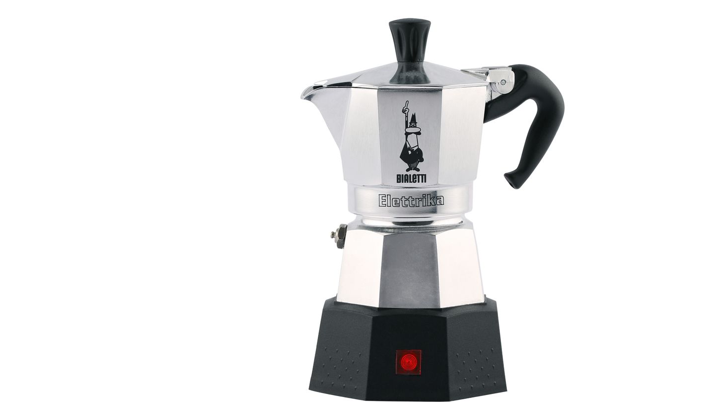 Bialetti Elektrika Espressokocher, rund 55 Euro  Immer und überall leckeren Espresso genießen? Das geht mit der Bialetti Elektrika. Diese kleine Espressomaschine wird wie üblich mit Wasser und Espressopulver befüllt und kann dann ganz praktisch in die Steckdose gesteckt werden. Das ist nicht nur auf Reisen praktisch, sondern auch, wenn die Kaffeemaschine im Büro mal wieder streikt. So brüht man den Espresso einfach auf dem Schreibtisch.