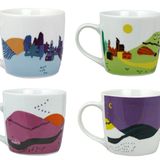 Four Moments of the day, made.com, ca. 15 Euro  Für jede Tageszeit die passende Tasse: Das geht mit diesem Set aus vier Tassen. Die hübschen Drucke lassen sich aber nicht nur zu unterschiedlichen Tageszeiten nutzen. Wer mag, kann sie auch als Set auf die Kaffeetafel stellen. Und wem der Kaffee am Abend nicht so guttut, der kann auch getrost einen Tee aus der Abendtasse trinken.
