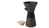 Stelton Theo Brew Slow, ca. 70 Euro   Slow Brew ist schon lange ein Trend. Und diese Kaffeekanne von Stelton kann nicht nur den Kaffee ganz langsam brühen, sondern sieht dabei auch noch hübsch aus. 2015 wurde das von Francis Cayouette entworfene Design mit dem IF Design Award ausgezeichnet. Der Brühvorgang ist denkbar einfach. Man gibt Kaffeepulver in den Filter und lässt heißes Wasser in den Filter laufen. Durch drei Löcher läuft dann der Kaffee in die Kanne. Dabei sind die drei Löcher bewusst klein gehalten, so dass der Brühvorgang verlängert wird. So kann sich das Aroma des Kaffees noch besser ausbreiten.