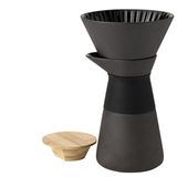 Stelton Theo Brew Slow, ca. 70 Euro   Slow Brew ist schon lange ein Trend. Und diese Kaffeekanne von Stelton kann nicht nur den Kaffee ganz langsam brühen, sondern sieht dabei auch noch hübsch aus. 2015 wurde das von Francis Cayouette entworfene Design mit dem IF Design Award ausgezeichnet. Der Brühvorgang ist denkbar einfach. Man gibt Kaffeepulver in den Filter und lässt heißes Wasser in den Filter laufen. Durch drei Löcher läuft dann der Kaffee in die Kanne. Dabei sind die drei Löcher bewusst klein gehalten, so dass der Brühvorgang verlängert wird. So kann sich das Aroma des Kaffees noch besser ausbreiten.