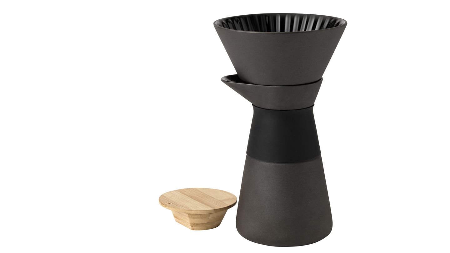 Stelton Theo Brew Slow, ca. 70 Euro   Slow Brew ist schon lange ein Trend. Und diese Kaffeekanne von Stelton kann nicht nur den Kaffee ganz langsam brühen, sondern sieht dabei auch noch hübsch aus. 2015 wurde das von Francis Cayouette entworfene Design mit dem IF Design Award ausgezeichnet. Der Brühvorgang ist denkbar einfach. Man gibt Kaffeepulver in den Filter und lässt heißes Wasser in den Filter laufen. Durch drei Löcher läuft dann der Kaffee in die Kanne. Dabei sind die drei Löcher bewusst klein gehalten, so dass der Brühvorgang verlängert wird. So kann sich das Aroma des Kaffees noch besser ausbreiten.