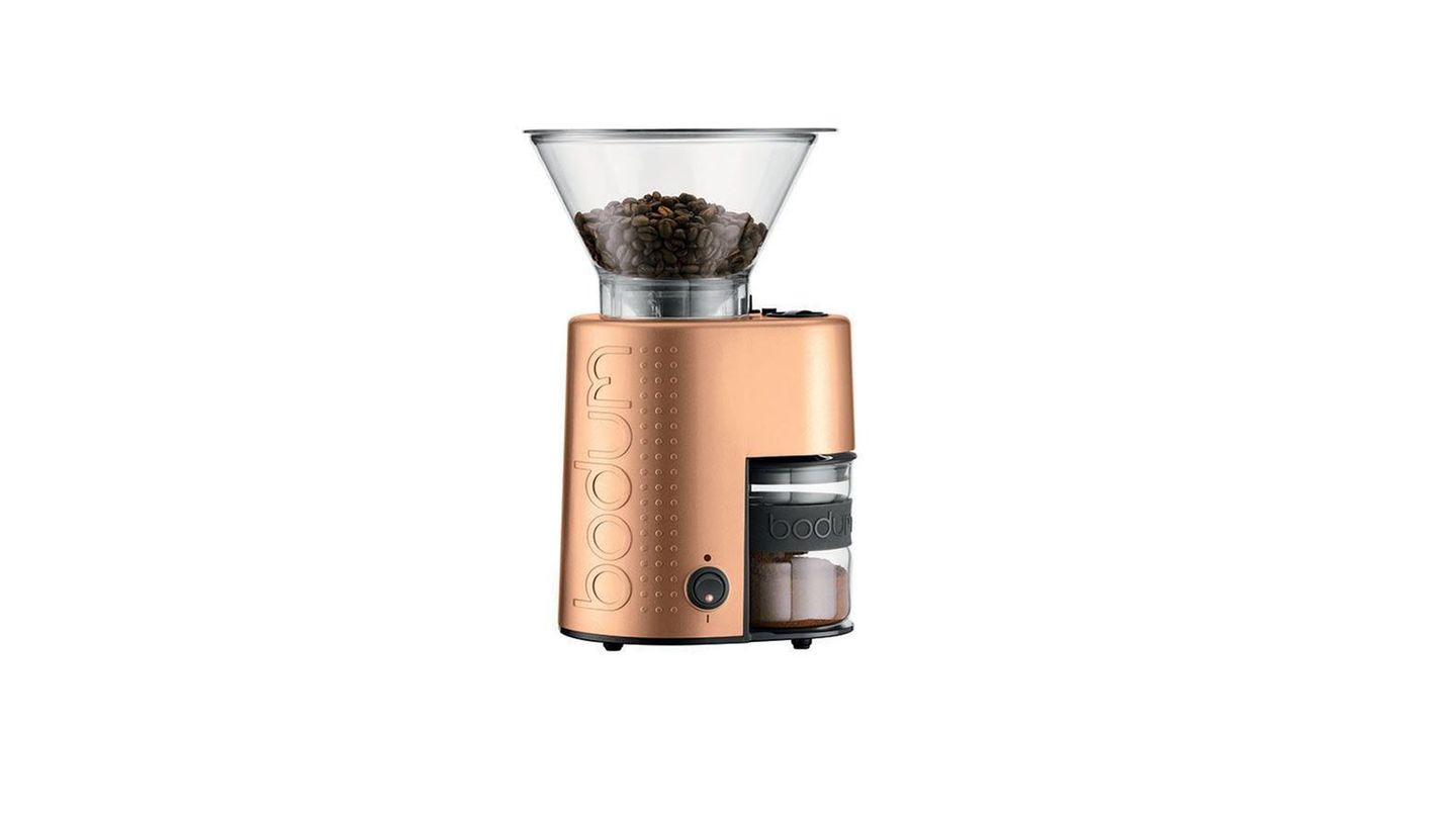 Weihnachten : Elektrische Kaffeemühle Bistro, Bodum, rund 100 Euro Viele Faktoren tragen zum Geschmack des Kaffees bei. Nicht nur die Bohne, sondern auch die Art des Mahlens ist entscheidend. Wer Bohnen gerne frisch mahlen möchte, der braucht eine Kaffeemühle. Die Bistro-Kaffeemühle von Bodum hat zwölf Mahlgradstufen und schneidet die Bohne nicht, sondern zerkleinert sie zwischen konischen Edelstahlgraten. Ein Highlight, wenn es um das Aroma der Bohne geht. Elektrische Kaffeemühle Bistro, Bodum, rund 100 Euro Viele Faktoren tragen zum Geschmack des Kaffees bei. Nicht nur die Bohne, sondern auch die Art des Mahlens ist entscheidend. Wer Bohnen gerne frisch mahlen möchte, der braucht eine Kaffeemühle. Die Bistro-Kaffeemühle von Bodum hat zwölf Mahlgradstufen und schneidet die Bohne nicht, sondern zerkleinert sie zwischen konischen Edelstahlgraten. Ein Highlight, wenn es um das Aroma der Bohne geht.