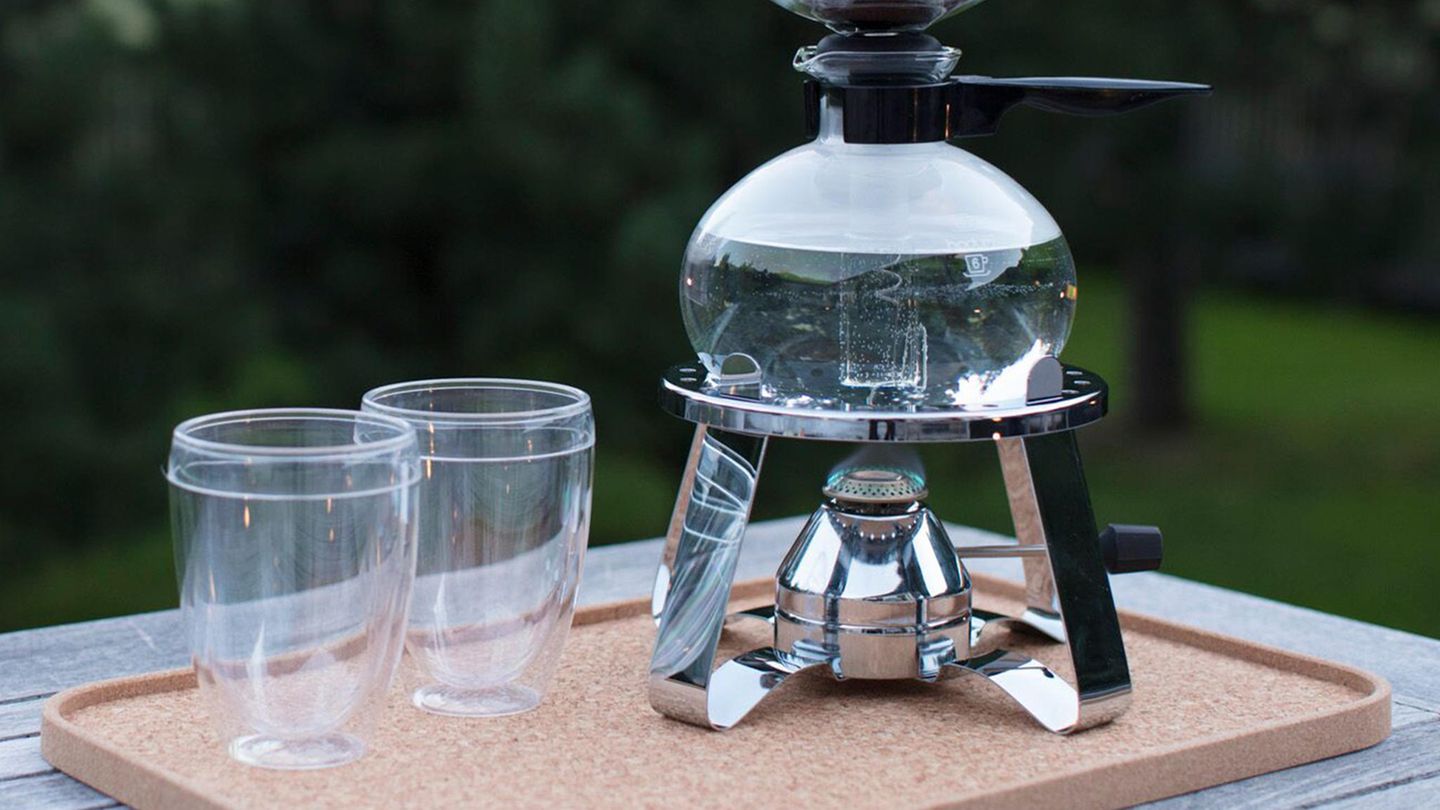 Pebo Kaffeebereiter, Bodum, ca. 70 Euro   Eine schnöde Filterkaffeemaschine? Nicht, wenn es auch etwas extravaganter geht. Wie zum Beispiel mit dem Kaffeebereiter Pebo von Bodum. Der besteht aus zwei Glasbehältern aus hitzebeständigem Borosilikatglas, die mit einem Glasstab miteinander verbunden sind. Das Wasser kommt in den unteren Behälter. Durch das Erhitzen auf dem Herd steigt das Wasser nach oben und wird extrahiert. Durch den Unterdruck fließt der Kaffee in die Kanne. Wer beim Kaffee kochen auftrumpfen möchte, der wird viel Spaß an dieser Kanne haben.