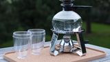 Pebo Kaffeebereiter, Bodum, ca. 70 Euro   Eine schnöde Filterkaffeemaschine? Nicht, wenn es auch etwas extravaganter geht. Wie zum Beispiel mit dem Kaffeebereiter Pebo von Bodum. Der besteht aus zwei Glasbehältern aus hitzebeständigem Borosilikatglas, die mit einem Glasstab miteinander verbunden sind. Das Wasser kommt in den unteren Behälter. Durch das Erhitzen auf dem Herd steigt das Wasser nach oben und wird extrahiert. Durch den Unterdruck fließt der Kaffee in die Kanne. Wer beim Kaffee kochen auftrumpfen möchte, der wird viel Spaß an dieser Kanne haben.