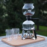 Pebo Kaffeebereiter, Bodum, ca. 70 Euro   Eine schnöde Filterkaffeemaschine? Nicht, wenn es auch etwas extravaganter geht. Wie zum Beispiel mit dem Kaffeebereiter Pebo von Bodum. Der besteht aus zwei Glasbehältern aus hitzebeständigem Borosilikatglas, die mit einem Glasstab miteinander verbunden sind. Das Wasser kommt in den unteren Behälter. Durch das Erhitzen auf dem Herd steigt das Wasser nach oben und wird extrahiert. Durch den Unterdruck fließt der Kaffee in die Kanne. Wer beim Kaffee kochen auftrumpfen möchte, der wird viel Spaß an dieser Kanne haben.