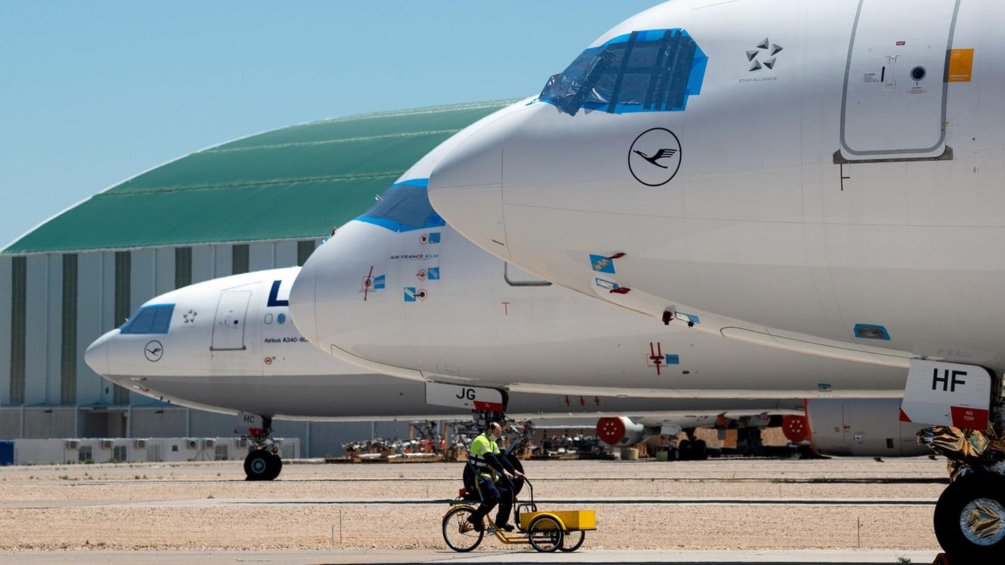 Besonders Air France und Lufthansa haben auf dem drei Qudratkilometer großen Gelände nicht nur einen Teil Ihrer A380-Flotte abgestellt: Sämtliche 17 ausrangierten Langstreckenmaschinen vom Typ Airbus A340-600 mit dem Kranich am Leitwerk stehen in Teruel.