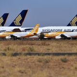 Auf dem australischen Kontinent hat sich der Flughafen von Alice Springs im Landesinneren zum Hotspot-Parkplatz entwickelt. "Flugzeuge aus der ganzen Welt im Wert von fünf Milliarden US-Dollar werden jetzt in der Wüste von Alice Springs geparkt", sagt der Fotograf Steve Strike. Im Bild sind Flugzeuge von Singapore Airlines und deren Low-Cost-Tochter Scoot zu sehen.