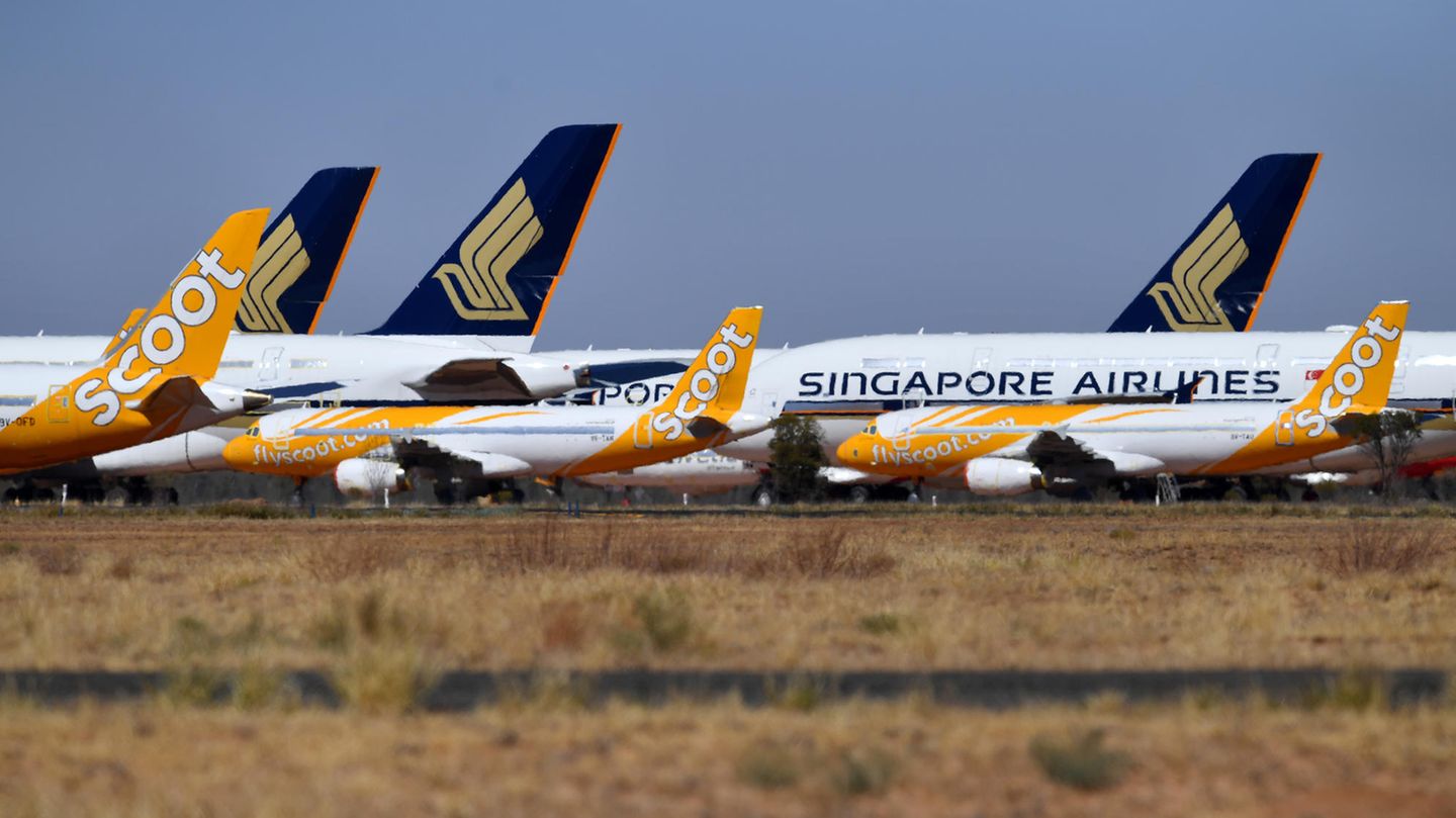 Follow Me: Auf dem australischen Kontinent hat sich der Flughafen von Alice Springs im Landesinneren zum Hotspot-Parkplatz entwickelt. "Flugzeuge aus der ganzen Welt im Wert von fünf Milliarden US-Dollar werden jetzt in der Wüste von Alice Springs geparkt", sagt der Fotograf Steve Strike. Im Bild sind Flugzeuge von Singapore Airlines und deren Low-Cost-Tochter Scoot zu sehen. Auf dem australischen Kontinent hat sich der Flughafen von Alice Springs im Landesinneren zum Hotspot-Parkplatz entwickelt. "Flugzeuge aus der ganzen Welt im Wert von fünf Milliarden US-Dollar werden jetzt in der Wüste von Alice Springs geparkt", sagt der Fotograf Steve Strike. Im Bild sind Flugzeuge von Singapore Airlines und deren Low-Cost-Tochter Scoot zu sehen.