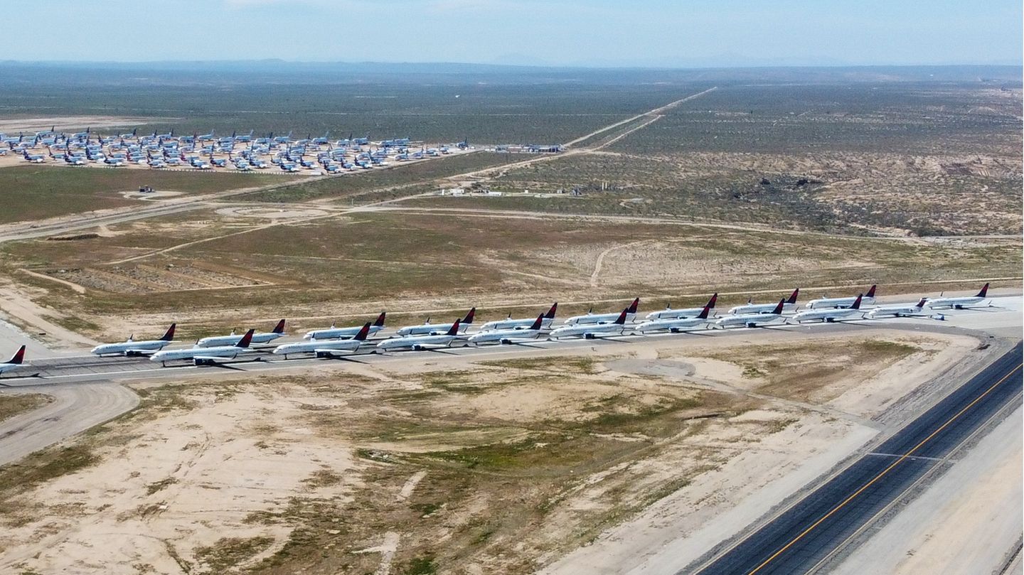 Platz zum Einparken von 500 Maschinen bietet der Southern California Logistics Airport in Victorville. Auf dem Taxiway im Vordergrund hat Delta Air Lines Flugzeuge in Zweierreihen abgestellt.