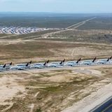 Platz zum Einparken von 500 Maschinen bietet der Southern California Logistics Airport in Victorville. Auf dem Taxiway im Vordergrund hat Delta Air Lines Flugzeuge in Zweierreihen abgestellt.