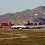 Bis zur leichten Erholung der US-Luftfahrt um Thangsgiving Ende November hatten allein die beiden großen Fluggesellschaften American und Delta an die 1000 Jets für viele Monate am Boden gelassen - unter anderem in Victorville nordöstlich von Los Angeles. Viele Jets von Delta sind inzwischen wieder auf Linienflügen unterwegs.