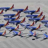 Der große Run auf Wüstenflughäfen setzte in den USA bereits im Sommer 2019 ein, als über die Boeing 737 Max ein weltweites Flugverbot verhängt wurde. Hunderte von bereits ausgelieferten Exemplaren durften nicht mehr eingesetzt werden, wie diese Exemplare des Billigfliegers Southwest Airlines in Victorville.