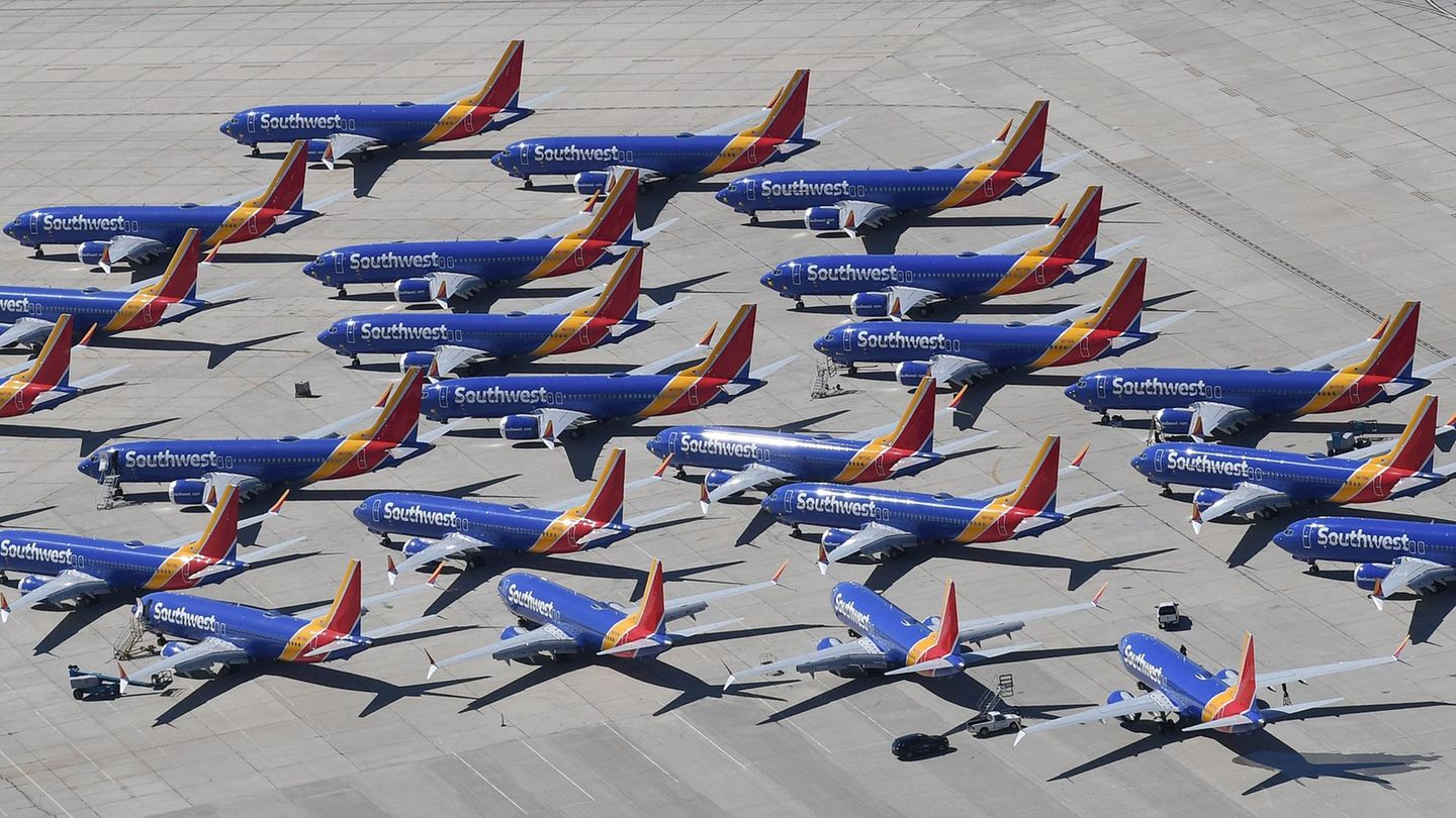 Follow Me: Der große Run auf Wüstenflughäfen setzte in den USA bereits im Sommer 2019 ein, als über die Boeing 737 Max ein weltweites Flugverbot verhängt wurde. Hunderte von bereits ausgelieferten Exemplaren durften nicht mehr eingesetzt werden, wie diese Exemplare des Billigfliegers Southwest Airlines in Victorville. Der große Run auf Wüstenflughäfen setzte in den USA bereits im Sommer 2019 ein, als über die Boeing 737 Max ein weltweites Flugverbot verhängt wurde. Hunderte von bereits ausgelieferten Exemplaren durften nicht mehr eingesetzt werden, wie diese Exemplare des Billigfliegers Southwest Airlines in Victorville.