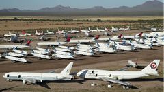 Bild 1 von 15 der Fotostrecke zum Klicken:  In mehrere Reihen hintereinander: Auf einer Fläche von mehr als 600 Hektar stehen in der Wüste von Arizona im Pinal Airpark die überflüssigen Passagiermaschinen, dem größten Park- und Schrottplatz für Zivilflugzeuge.