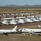 Bild 1 von 15 der Fotostrecke zum Klicken:  In mehrere Reihen hintereinander: Auf einer Fläche von mehr als 600 Hektar stehen in der Wüste von Arizona im Pinal Airpark die überflüssigen Passagiermaschinen, dem größten Park- und Schrottplatz für Zivilflugzeuge.
