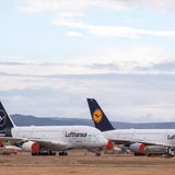Inzwischen befinden sich neun der insgesamt 14 Airbus A380 der Lufthansa in Teruel "in storage", zwei weitere stehen in Tarbes im Süden Frankreichs: Mit 240 Sonnentagen im Jahr und wenig Niederschlag ist das Klima für das "Überwintern" von Jets unter freiem Himmel in Teruel viel besser geeignet als in Mitteleuropa. Ob diese Fluzeuge je wieder starten werden?