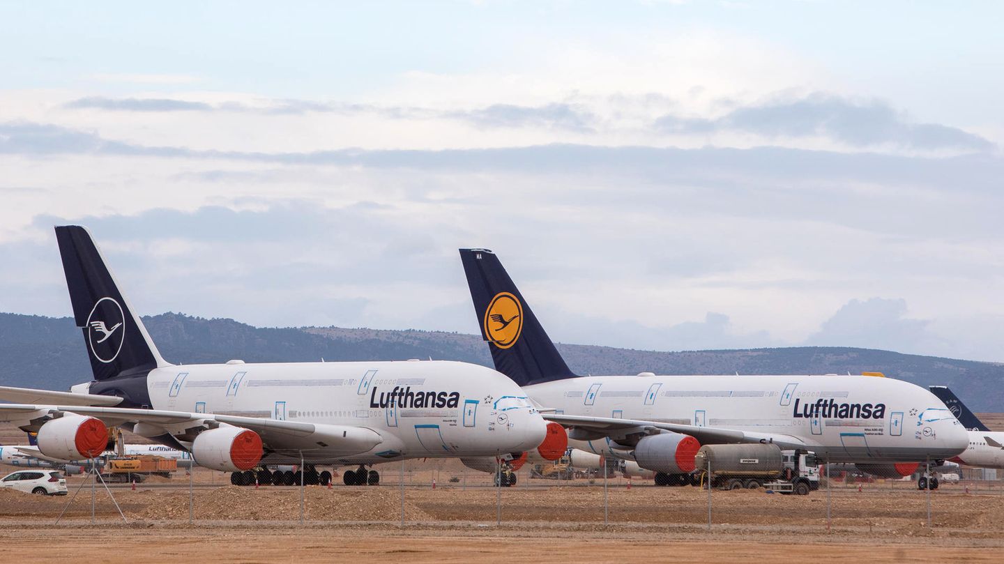 Inzwischen befinden sich neun der insgesamt 14 Airbus A380 der Lufthansa in Teruel "in storage", zwei weitere stehen in Tarbes im Süden Frankreichs: Mit 240 Sonnentagen im Jahr und wenig Niederschlag ist das Klima für das "Überwintern" von Jets unter freiem Himmel in Teruel viel besser geeignet als in Mitteleuropa. Ob diese Fluzeuge je wieder starten werden?